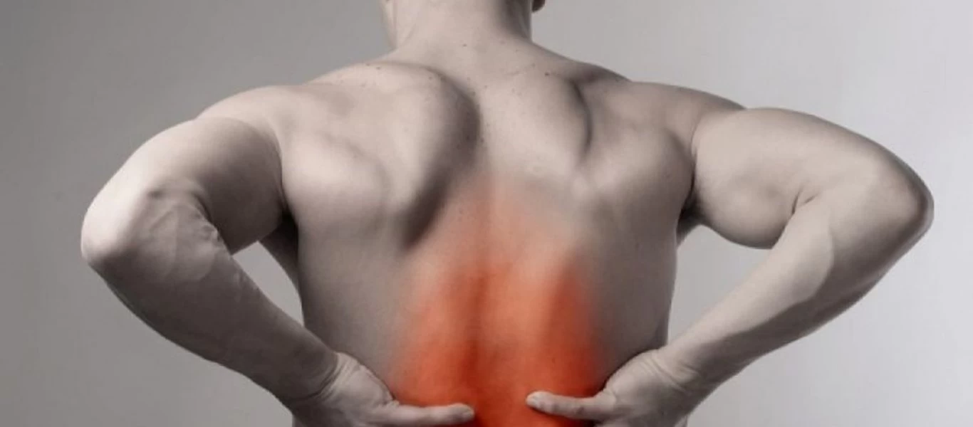 Πόνος χαμηλά στην πλάτη: Οι πιο συνήθεις αιτίες και οι κινήσεις που θα σας ανακουφίσουν (βίντεο)